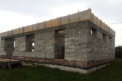 Процесс строительства монолитного дома из арболитовой смеси в городе Белебей