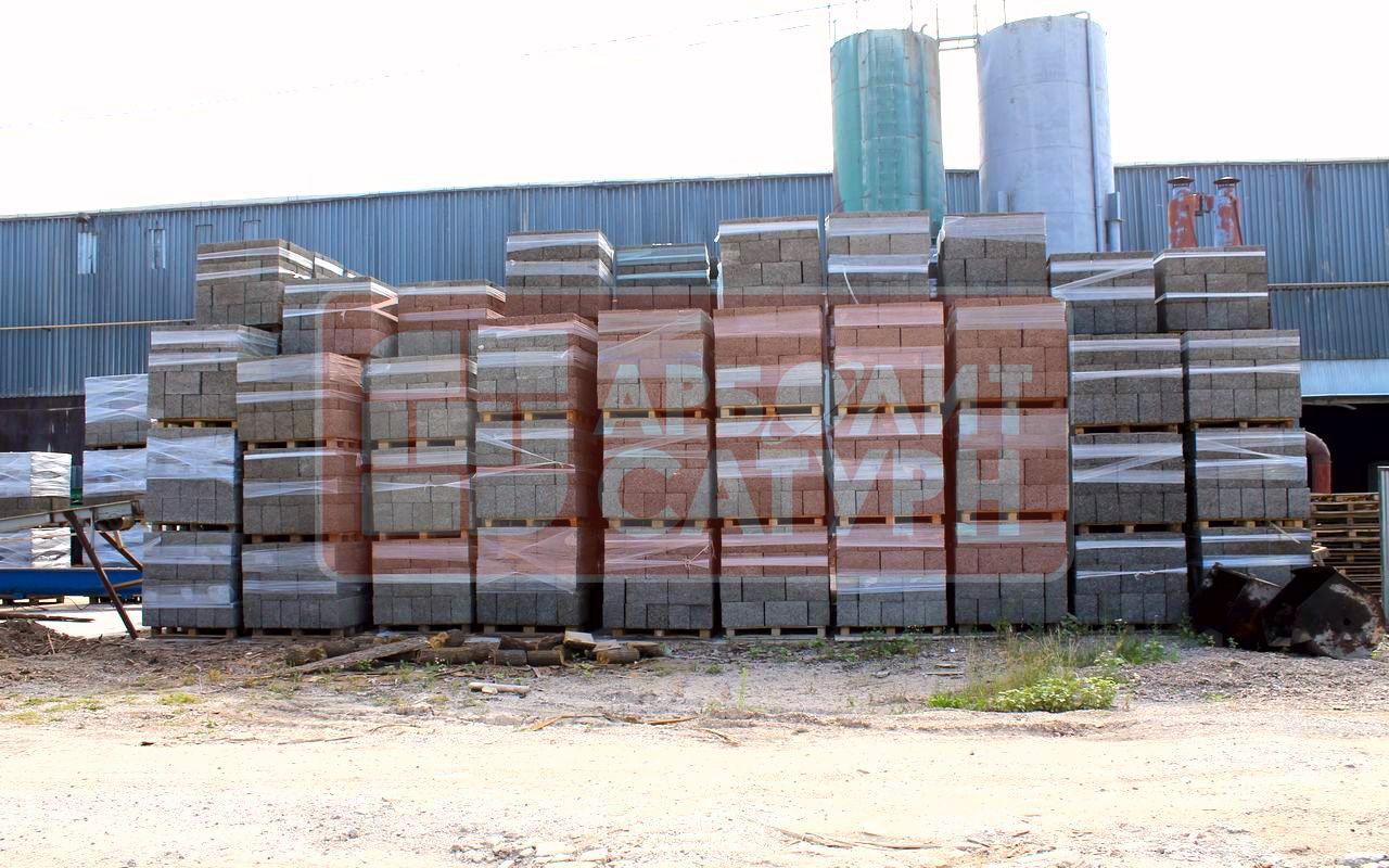 Складированные арболитовые блоки на улице возле производственной площадки